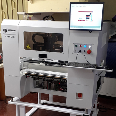 Masanın tepesinde CHM-650 Yüksek hassasiyetli 4 başlı SMT PCB bileşen montaj makinesi