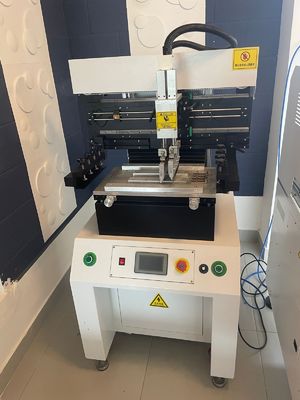 CHM-551 SMD Üretim hattı SMT Montaj hattı Yüksek hassasiyetli 4 başlı PCB Yapım Robotu