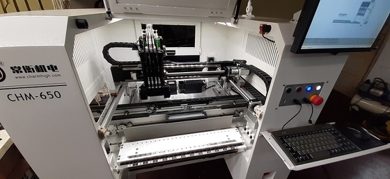 Masanın tepesinde CHM-650 Yüksek hassasiyetli 4 başlı SMT PCB bileşen montaj makinesi