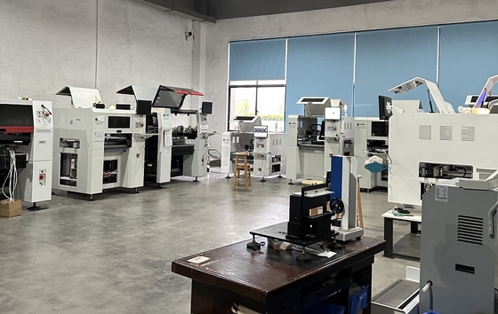 Masanın tepesinde CHM-650 Yüksek hassasiyetli 4 başlı SMT PCB bileşen montaj makinesi
